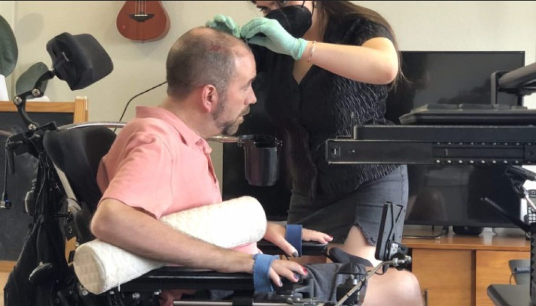 A neural brain implant provides near instantaneous speech